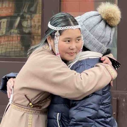 В Кызыле прошел флешмоб «Обниму бесплатно»