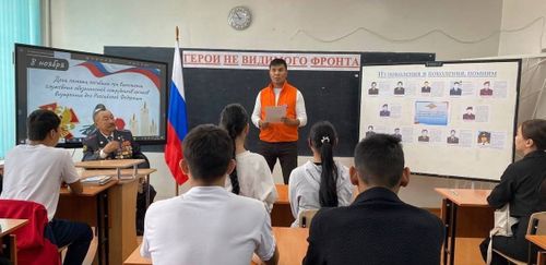 Школьники Чадана почтили минутой молчания погибших сотрудников МВД