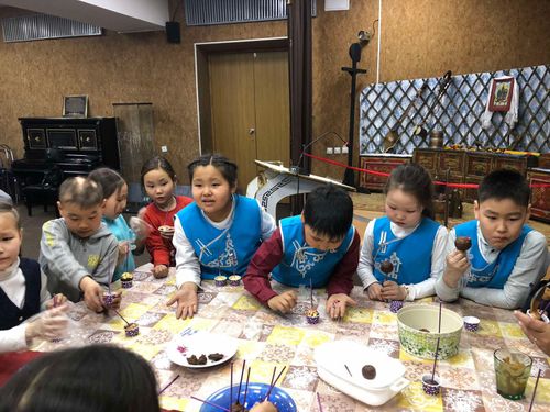 Дети из Бай-Хаака научились готовить кейк-попсы