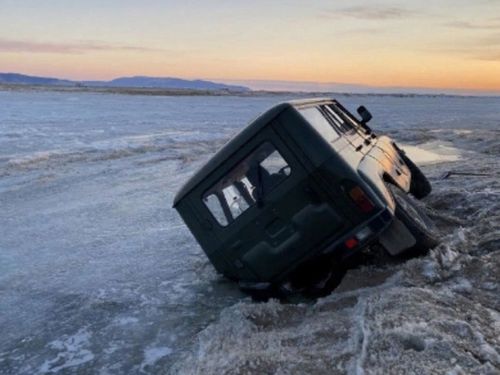 В Туве УАЗ провалился в полынью на Большом Енисее