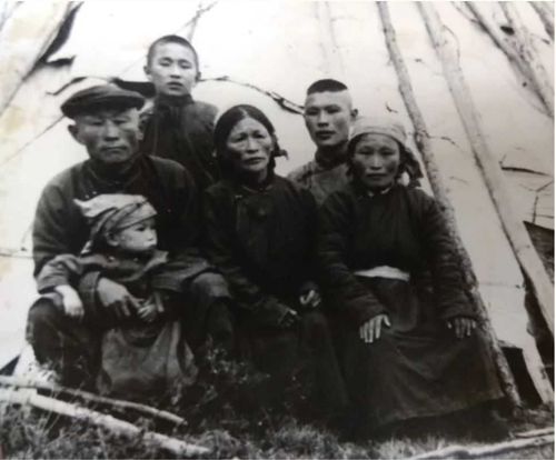 Вдали от семьи: 34 года родственники ничего не знали друг о друге