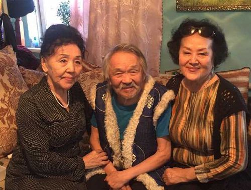 Молодогвардейцы и волонтёры “серебряного” возраста помогли подключить цифровое телевидение известному деятелю искусств Тувы Люндупу Солун-оолу 