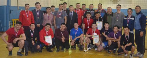 Мужская команда Сут-Хольского района стала победительницей в республиканском турнире по волейболу