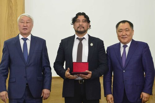 Глава Тувы вручил государственные награды сотрудникам Национального театра имени Виктора Кок-оола 