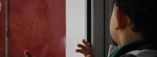 В Кызыле малыш выпал из окна второго этажа, слегка надавив на москитную сетку 