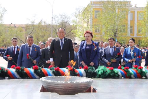 В Кызыле возложили венки и цветы к Мемориалу памяти на площади Победы 