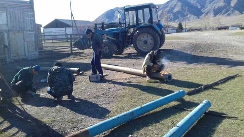 Жители села Эйлиг-Хем в Туве строят спортивную площадку в центре села 