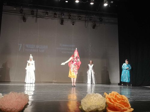 Туву на конкурсе красоты и таланта «Звезда Сибири» представила Айдына Чооду 