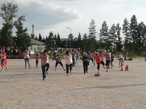На стадионе имени пятилетия советской Тувы проходит утренняя зарядка для всех желающих