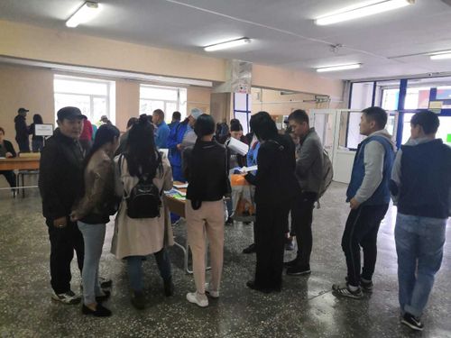 Более 120 соискателей посетили ярмарку вакансий в Кызыле 