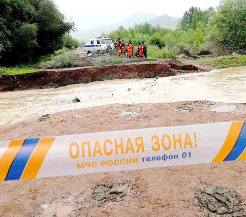 В селе Хондергей продолжают дежурить аэромобильная группировка спасателей