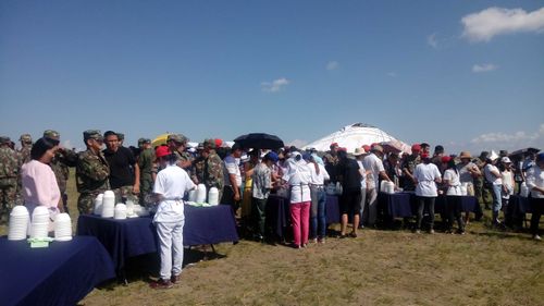 Участников конкурса «Военное ралли-2019» угостили тувинским кара муном и молочным чаем 