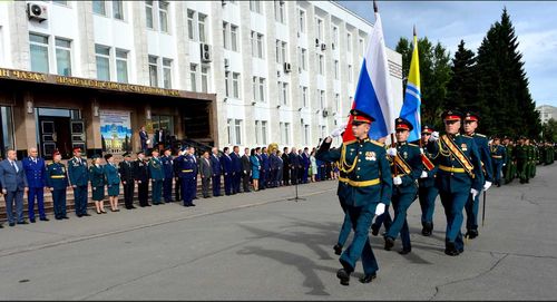 В Кызыле состоялась церемония поднятия Государственных флагов Российской Федерации и Республики Тыва