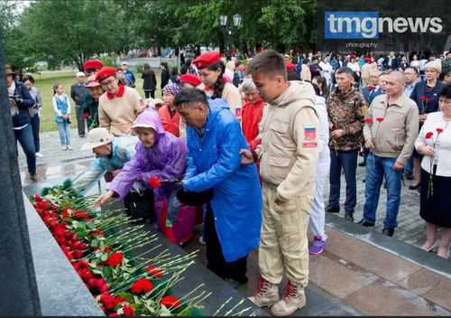 В Кызыле в День Республики возложили цветы к памятнику одного из основателей тувинской государственности Монгуша Буяна-Бадыргы