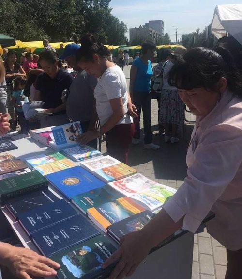 Тувинское книжное издательство имени Юрия Кюнзегеша приняло участие в выставке коллекционеров и мастеров ручных дел