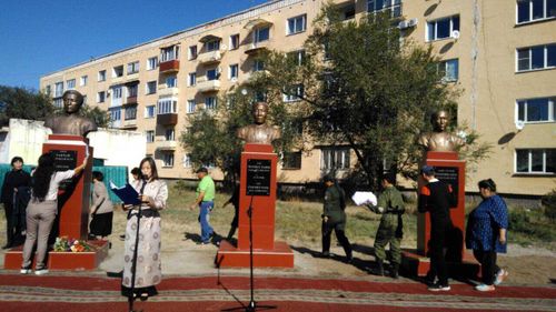 В Кызыле открыли памятники Сату Чурмит-Дажы и Адыг-Тюлюшу Хемчик-оолу