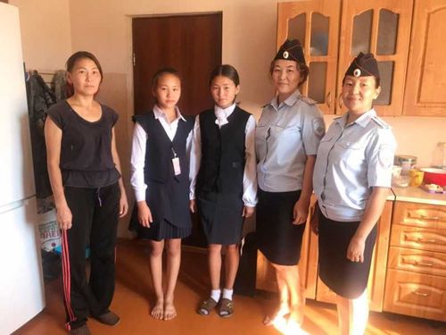 Полицейские Тувы помогают многодетным семьям собрать детей в школу