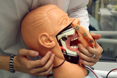 Манекен Юра определит диагноз. Симуляционное обучение в медицинском колледже Тувы