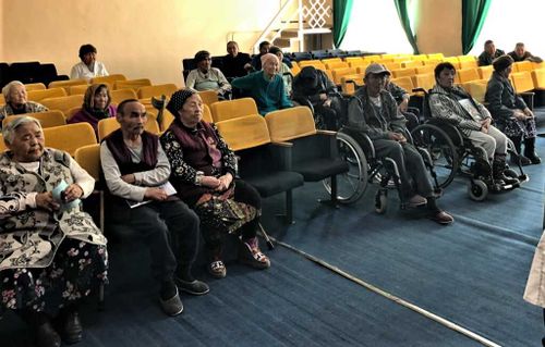 Издательский Дом «Тывамедиагрупп» поздравил жителей дома ветеранов с днем пожилых людей