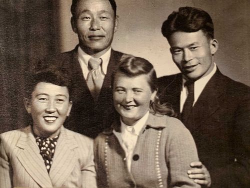 ОДИН ИЗ ПЕРВЫХ КРАСНОДИПЛОМНИКОВ 