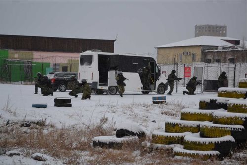 Высотная подготовка и освобождение заложника – спецназовцы Тувы отметили профессиональный праздник показательным выступлением