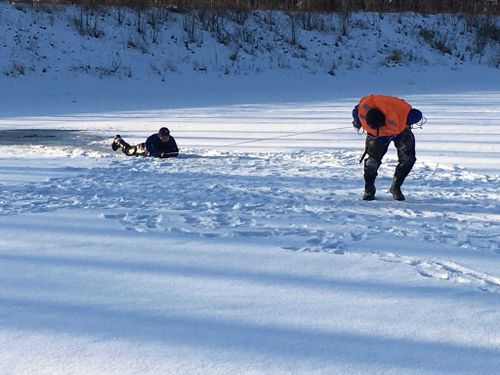 Спасатели показали, как спасти провалившегося под лёд