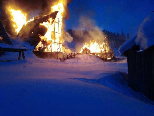 На базе отдыха «Ергаки» сгорели домики