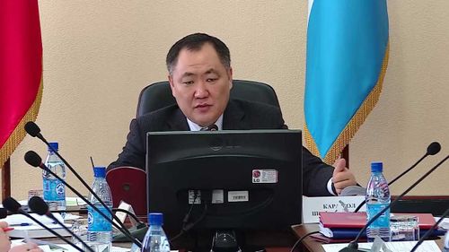 Кара-оол уличил чиновников, выдавших премии за счет «дефицитной» зарплаты