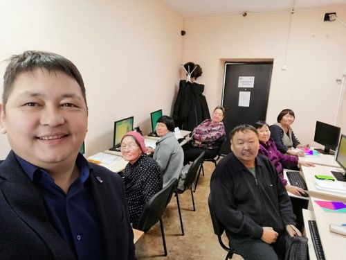Бабушка узнает интернет. Тувинские пенсионеры изучают сетевую Азбуку