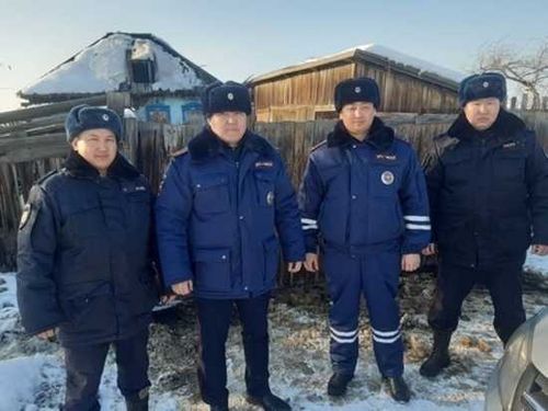 Полиция Тувы спасла мужчину запертого в горящем доме