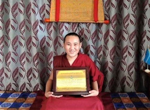 Мал, да удал: в Индии обучается маленький послушник из Тувы