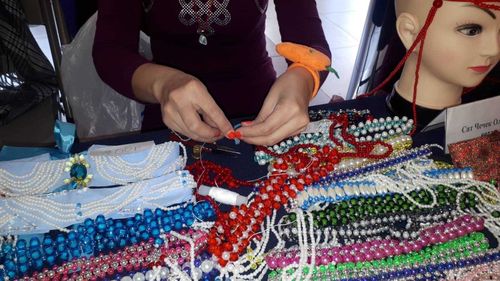 «Стол срочных заказов»: В ДНТ проходит выставка-продажа национальной одежды