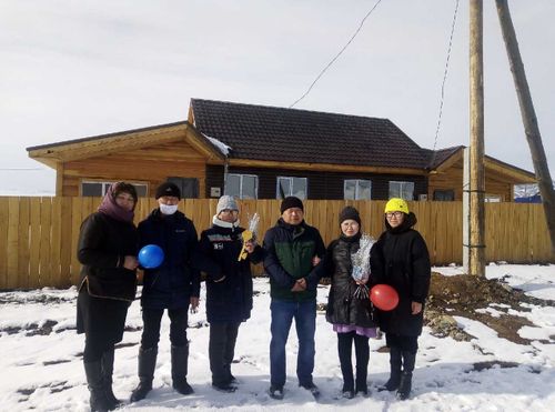 В Туве детям-сиротам вручили ключи от новых домов