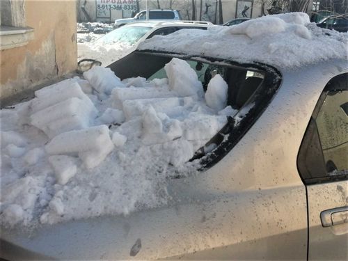 Как снег на голову… Снежным настом кызылчанке разбило машину  
