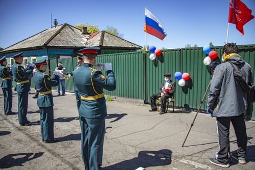 Домашний концерт для ветерана войны Ивана Родникова