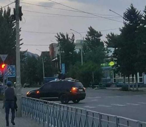 В Туве девушки с ветерком прокатились на крыше авто