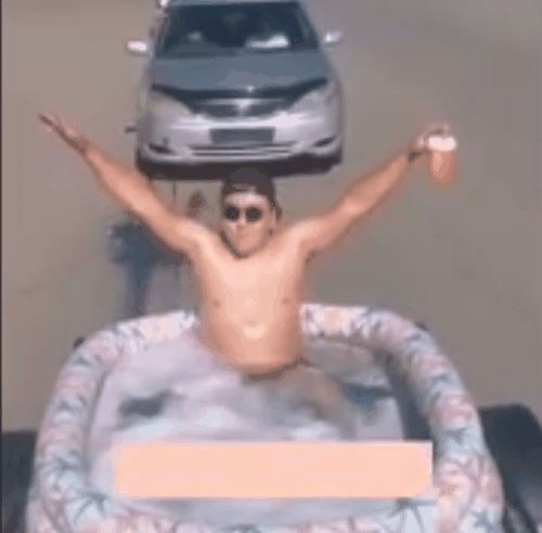 Шиканул в бассейне. Эпатажный «выпад» блогера накажут административкой