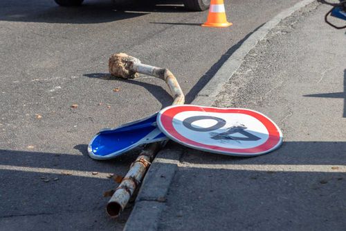 В Туве сбивают дорожные знаки