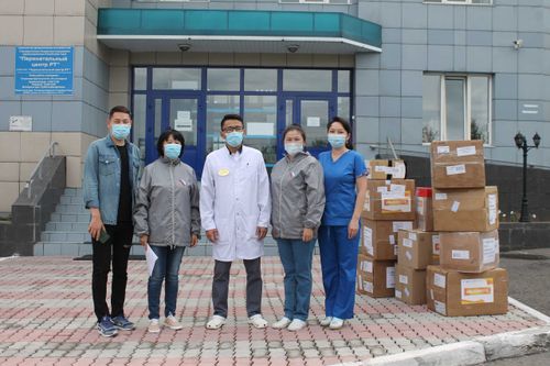 Активисты ОНФ в Туве передали средства индивидуальной защиты Перинатальному центру в Кызыле   