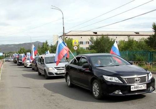 Региональное отделение «Единой России» ко Дню государственного флага организовали автопробег