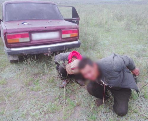 Семейная пара кое-как спаслась от вооруженных нападавших. Выпрыгнули из машины на ходу