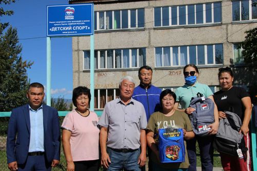 Тувинские депутаты помогают собрать детей в школу