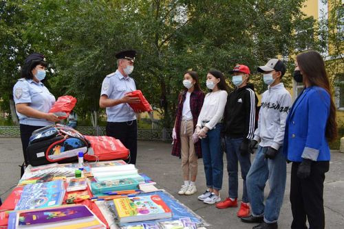 Канцелярские принадлежности и светоотражатели – обязательные атрибуты школьника