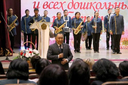 Глава Тувы поздравил воспитателей с профессиональным праздником