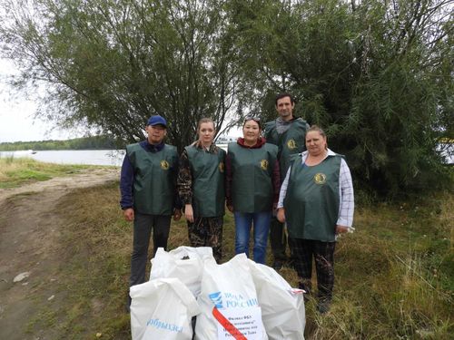 «Мусорить стали меньше». Большой субботник прошел на берегу Енисея
