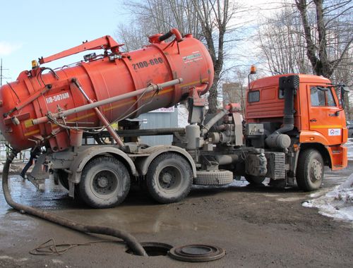 Водители ассенизаторов затапливают Кызыл нечистотами 