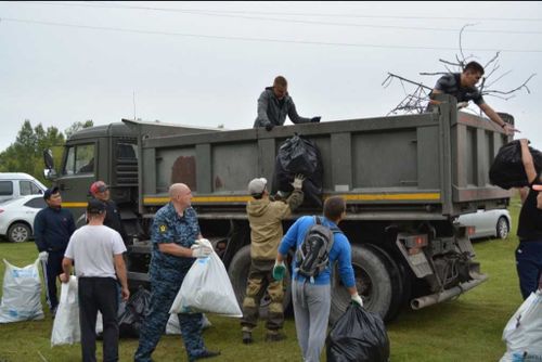 Осужденные Тувы очистили берега Енисея и карму