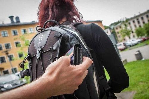 В Туве карманники охотятся за телефонами школьников