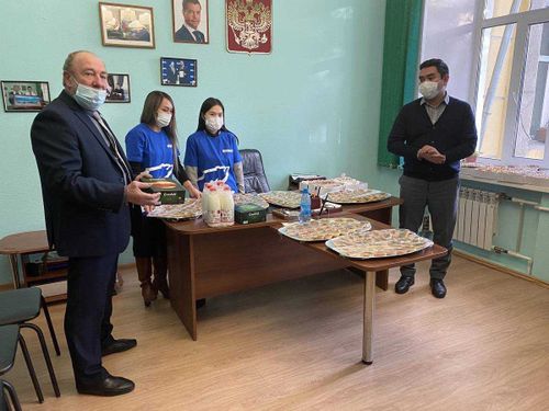 «Единая Россия» предложила сделать бесплатными звонки в ковид-центры и обеспечить специальные тарифы в такси для врачей