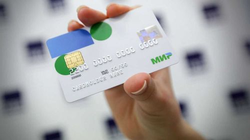 ЦБ вновь продлил срок перевода пенсионеров на карты «Мир» 